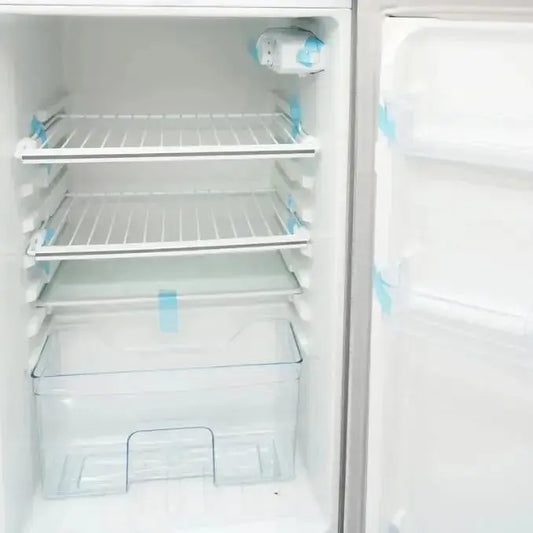 "Intérieur spacieux du réfrigérateur congélateur BCD-260, avec étagères réglables et compartiments de rangement"