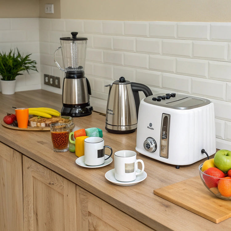 Mixeur, grille-pains, cafetière et robot de cuisine posés sur un plan de travail épuré.