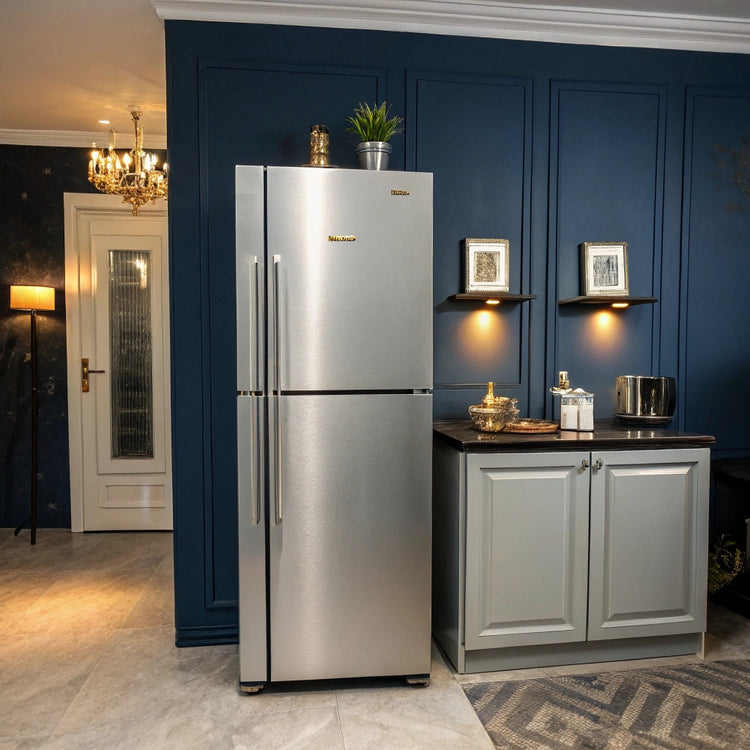 Réfrigérateur inox moderne et congélateur assorti côte à côte dans une cuisine épurée, sol clair et murs blancs.